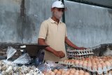 Tim Pengendali Inflasi Daerah (TPID) melakukan inspeksi mendadak sejumlah bahan pokok di pasar tradisional dan pusat perbelanjaan di Kota Kediri, Selasa (22/12/2020). Sidak tersebut dilakukan untuk mengecek ketersediaan dan stabilitas harga menjelang perayaan Natal 2020 dan Tahun Baru 2021. Antara Jatim/ Asmaul Chusna