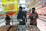 Tim Pengendali Inflasi Daerah (TPID) melakukan inspeksi mendadak sejumlah bahan pokok di pasar tradisional dan pusat perbelanjaan di Kota Kediri, Selasa (22/12/2020). Sidak tersebut dilakukan untuk mengecek ketersediaan dan stabilitas harga menjelang perayaan Natal 2020 dan Tahun Baru 2021. Antara Jatim/ Asmaul Chusna