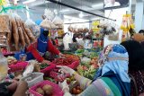Tim Pengendali Inflasi Daerah (TPID) melakukan inspeksi mendadak sejumlah bahan pokok di pasar tradisional dan pusat perbelanjaan di Kota Kediri, Selasa (22/12/2020). Sidak tersebut dilakukan untuk mengecek ketersediaan dan stabilitas harga menjelang perayaan Natal 2020 dan Tahun Baru 2021. Antara Jatim/ Asmaul Chusna
