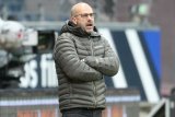 Peter Bosz, pelatih Bayer Leverkusen kibarkan bendera putih