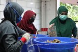 Unhas salurkan satu ton bakso dan ayam palekko ke Sulawesi Barat