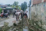 Satbrimob Polda Sulut membersihkan material banjir di Manado