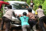 Mobil minibus tersesat di hutan berhasil dievakuasi