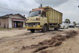 Jalan Budi Utomo Metro Selatan rusak parah