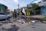 Drainase Jalan Jambon Yogyakarta meluap sebabkan jalan rusak