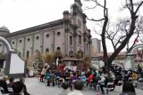 Umat Katholik Beijing  misa Jumat Agung di halaman Katedral