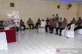 Untuk memutus penyebaran COVID-19, sebanyak 202 personel Polres Agam ikuti tes usap