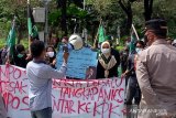 Massa lakukan demo tuntut KPK usut Anies