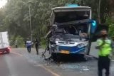 Bus Sumber Selamat terlibat kecelakaan dengan Bus Mira  di Ngawi