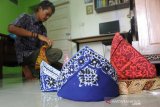 Tanjak dari bahan batik Palembang