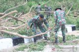 Personil Brigif 21/Komodo bantu penanganan bencana di NTT