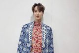 Penyanyi Korea Yesung dan Leetuk pamer batik rancangan Ridwan Kamil