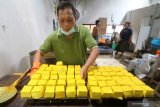 Perajin menyelesaikan pembuatan tahu takwa khas Kediri berbahan baku kedelai impor di sentra industri tahu, Kelurahan Tinalan, Kota Kediri, Jawa Timur, Sabtu (29/5/2021). Akibat harga kedelai impor naik hingga Rp12 ribu per kilogram perajin terpaksa mengurangi kandungan kedelai untuk menjaga harga jual tahu takwa tetap pada harga Rp22 ribu per 10 potong agar tidak kehilangan pelanggan dan merugi. Antara Jatim/Prasetia Fauzani/zk