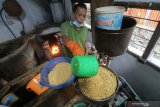 Perajin menggiling kedelai sebagai bahan baku tahu takwa khas Kediri di sentra industri tahu, Kelurahan Tinalan, Kota Kediri, Jawa Timur, Sabtu (29/5/2021). Akibat harga kedelai impor naik hingga Rp12 ribu per kilogram perajin terpaksa mengurangi kandungan kedelai untuk menjaga harga jual tahu takwa tetap pada harga Rp22 ribu per 10 potong agar tidak kehilangan pelanggan dan merugi. Antara Jatim/Prasetia Fauzani/zk