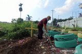 Petugas buat replika kuburan di tepi jalan cegah pembuangan sampah sembarangan