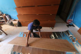 Perajin pembuatan peti mati pesanan rumah sakit di Kelurahan Mojoroto, Kota Kediri, Jawa Timur, Sabtu (10/7/2021). Menurut perajin permintaan peti mati dari sejumlah rumah sakit meningkat sejak dua pekan terakhir seiring meningkatnya kasus COVID-19 dari sebelumnya 30 unit per bulan menjadi 20 unit per hari. Antara Jatim /Prasetia Fauzani/zk