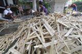 Perajin membelah bambu saat proses pembuatan tusuk sate di kampung tusuk sate Kelurahan Dadapan, Kota Kediri, Jawa Timur, Jumat (16/7/2021). Menjelang hari raya Idul Adha produksi tusuk sate di tempat tersebut mengalami penurunan dibanding tahun lalu pada periode yang sama, dari sebelumnya lima ribu tusuk menjadi hanya tiga ribu tusuk per hari karena tidak menerima permintaan dari luar daerah seiring Pemberlakuan Pembatasan Kegiatan Masyarakat (PPKM) Darurat guna menghindari penyebaran COVID-19. Antara Jatim/Prasetia Fauzani/zk