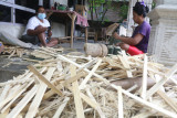 Perajin membelah bambu saat proses pembuatan tusuk sate di kampung tusuk sate Kelurahan Dadapan, Kota Kediri, Jawa Timur, Jumat (16/7/2021). Menjelang hari raya Idul Adha produksi tusuk sate di tempat tersebut mengalami penurunan dibanding tahun lalu pada periode yang sama, dari sebelumnya lima ribu tusuk menjadi hanya tiga ribu tusuk per hari karena tidak menerima permintaan dari luar daerah seiring Pemberlakuan Pembatasan Kegiatan Masyarakat (PPKM) Darurat guna menghindari penyebaran COVID-19. Antara Jatim/Prasetia Fauzani/zk