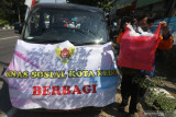 Aparatur Sipil Negara (ASN) membawa makanan produk Usaha Mikro Kecil Menengah (UMKM) untuk dibagikan kepada tukang becak di Kota Kediri, Jawa Timur, Rabu (28/7/2021). Pemerintah daerah setempat menginstruksikan ASN membeli produk-produk UMKM untuk didonasikan agar UMKM mampu bertahan di tengang pandemi COVID-19 sekaligus meringankan beban masyarakat kurang mampu. Antara Jatim/Prasetia Fauzani/zk