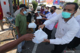  Sejumlah Aparatur Sipil Negara (ASN) membagikan makanan produk Usaha Mikro Kecil Menengah (UMKM) kepada tukang becak di Kota Kediri, Jawa Timur, Rabu (28/7/2021). Pemerintah daerah setempat menginstruksikan ASN membeli produk-produk UMKM untuk didonasikan agar UMKM mampu bertahan di tengang pandemi COVID-19 sekaligus meringankan beban masyarakat kurang mampu. Antara Jatim/Prasetia Fauzani/zk