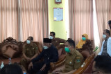 Gubernur Sumbar tinjau pelaksanaan vaksinasi ketiga untuk nakes di RSUD M Natsir