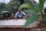 Pak Madi, petugas makam lansia apresiasi Dompet Dhuafa-Hemaviton Stamina Plus