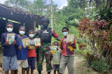 Satgas TNI di perbatasan RI-PNG bagikan peralatan sekolah anak Papua