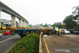 Truk trailer kecelakaan dan tiga kendaraan mini bus hingga ke jalur berlawanan di Tol Purbaleunyi