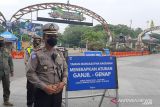 Langgar aturan ganjil-genap, petugas putar balik kendaraan di Ragunan