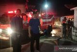 Damkar Payakumbuh sambungkan lima selang untuk capai dapur sanjai yang terbakar