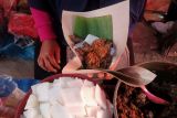 Ada lontong kering tanpa kuah khas Bonjol Pasaman, harganya cuma Rp5.000/porsi