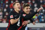 Gladbach dipecundangi oleh sepuluh pemain Frankfurt