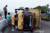 Diduga terpengaruh miras, truk terguling usai tabrak pembatas jalan