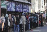 Antrean Penumpang KRL Hari Pertama Kerja