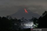 Merapi meluncurkan enam guguran lava pijar sejauh 2 km