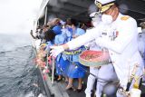 Lantamal VIII Tabur Bunga di Selat Lembeh Peringati Hari Dharma Samudera