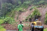 Longsoran tanah kembali menutupi bagian jalan di Ende