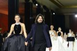 Stephane Rolland kembali ke Paris Fashion Week berbalut siluet berani