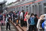 Mulai hari ini, penumpang KRL dapat duduk tanpa berjarak