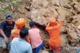 Basarnas Nias evakuasi warga  tertimpa longsor di Gunungsitoli