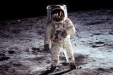 Foto astronaut Buzz Aldrin di bulan dilelang  puluhan juta rupiah