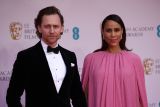 Tom Hiddleston dan Zawe Ashton resmi bertunangan