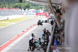 Warga antusias menonton  MotoGP Pertamina Grand Prix