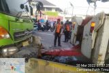 Truk pasir tabrak separator TransJakarta  hingga lukai pesepeda motor