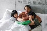 Ini manfaat bacakan buku untuk anak sebelum tidur