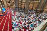 Jamaah memadati Masjid Istiqlal pada hari pertama Shalat Tarawih