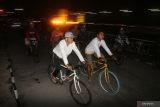 Pesepeda melintasi jembatan lama Kediri saat kegiatan bertajuk Fun Night Ride di Kota Kediri, Jawa Timur, Sabtu (16/4/2022) malam. Bersepeda pada malam hari sejauh lima kilometer yang diikuti ratusan peserta dari sejumlah komunitas pecinta sepeda tersebut sebagai sarana silaturahmi sekaligus mengkampanyekan penggunaan sepeda sebagai transportasi ramah lingkungan. Antara Jatim/Prasetia Fauzani/zk
