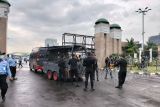 Petugas pasang kawat berduri di gerbang utama Gedung Parlemen