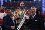 Menang TKO, Fury pertahankan gelar kelas berat WBC