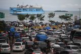 Pelabuhan Merak padat, polisi bikin kantong parkir